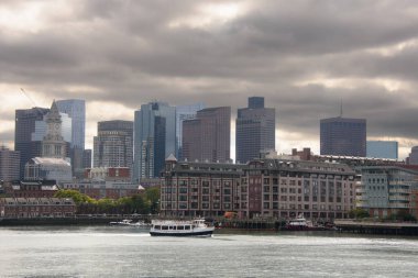 Boston, ABD, CIRCA 2022: Gündüz vakti Boston limanının ayrıntıları.