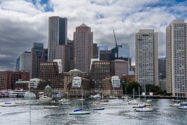 Boston, ABD, CIRCA 2022: Gündüz vakti Boston limanının ayrıntıları.