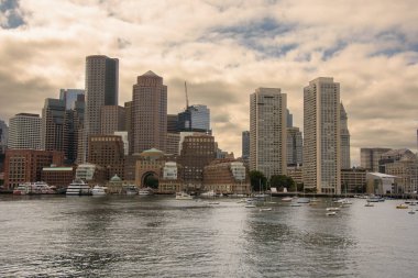 Boston, ABD, CIRCA 2022: Gündüz vakti Boston limanının ayrıntıları.