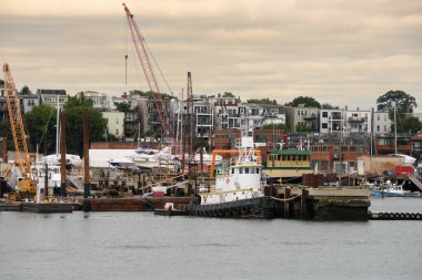 Boston, ABD, CIRCA 2022: Gündüz vakti Boston limanının ayrıntıları.