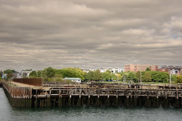Бостонский Порт Старыми Цементными Балками Пирсе — стоковое фото