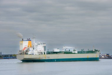 Boston, ABD, CIRCA 2022: Gölde büyük bir mavna, kargo gemisi.