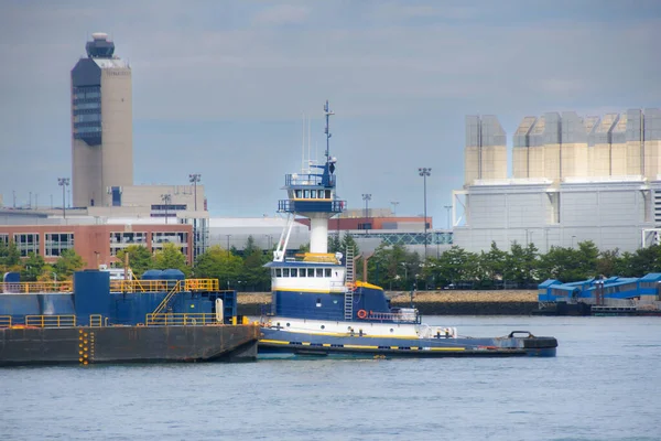 波士顿 Circa 2022 湖中的大驳船 — 图库照片