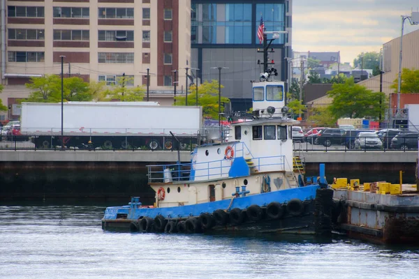 Boston Usa Circa 2022 Велика Баржа Озері Вантажне Судно — стокове фото