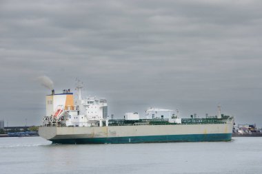 Boston, ABD, CIRCA 2022: Gölde büyük bir mavna, kargo gemisi.