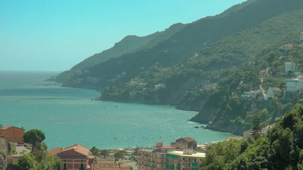 Deniz manzarası ve dağlarda eski evler, Salerno, İtalya.