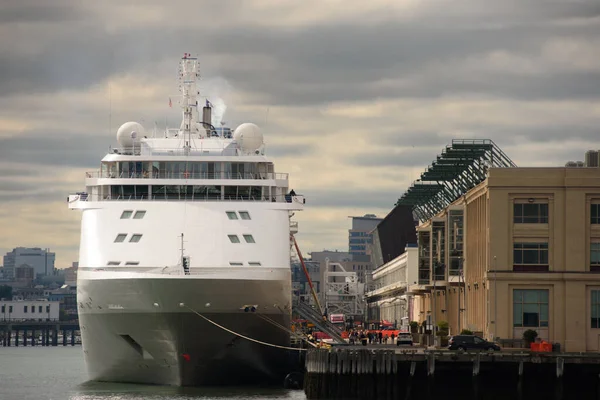 大型游轮停泊在美国波士顿港口的码头 — 图库照片