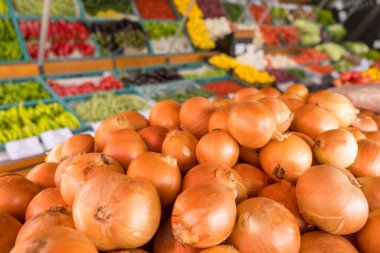 Onions at the grocery counter