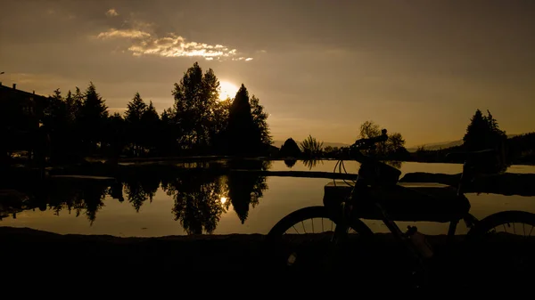 Denizli Pamukkale Por Sol Bicicleta Árvores Água Pôr Sol Noite — Fotografia de Stock