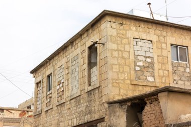 Taştan yapılmış eski bir ev