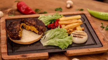 Masaya servis edilen et tabağından profesyonel bir kare.