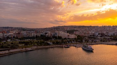 İlkadim, Samsun, Türkiye, Haziran 2022: Samsun kıyı şeridi üzerindeki kentin havadan görünüşü, Türkçe 