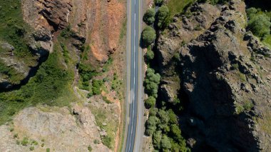 Karayolunun tepesinde, İHA ile alınan otobanın üst manzarası.