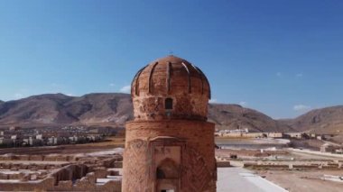 Hasankeyf, Batman, Türkiye Haziran 2022; İHA ile havadan ve çapraz 4k video, burası 