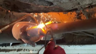 Kırmızı eldiven giyerken oksijen kaynağıyla egzozu kesmek oksijen kaynaklarının kestiği egzozun yavaş çekim görüntüsü.