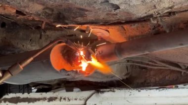 Oksijen kaynağıyla egzozu kesmek, oksijen kaynaklarının kestiği egzozu 4k yapmak.