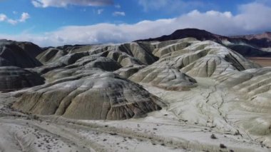 Dağlar arasındaki kurumuş gölün insansız hava aracı görüntüsü, havadan 4 km uzakta aşınmış.