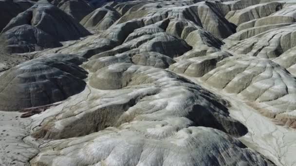 Беспилотник Видео Интересный Геологический Вид Созданный Эродированной Горы Течение Многих — стоковое видео