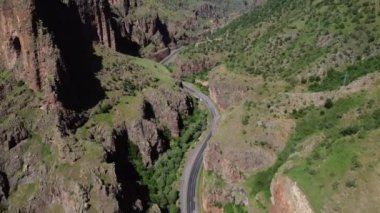 Vadinin içindeki yolun drone görüntüsü, iki dağın arasından geçen yolun drone görüntüsü.