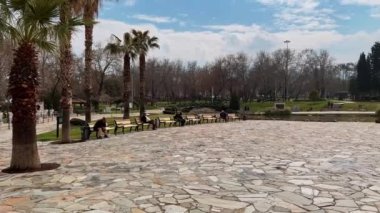 Büyük bir parkın geniş açılı görüntüsü, parkın panoramik görüntüsü, şehrin ortasında göl var.