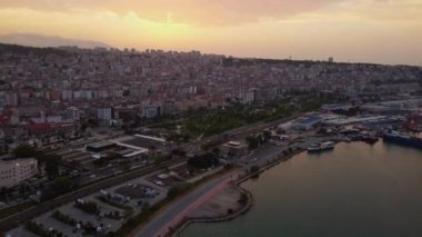 İlkadim, Samsun, Türkiye, Haziran 2022: Samsun kıyı şeridi üzerindeki kentin havadan görünüşü, Türkçe 