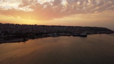 İlkadim, Samsun, Türkiye, Haziran 2022: Samsun kıyı şeridi üzerindeki kentin havadan görünüşü, Türkçe 
