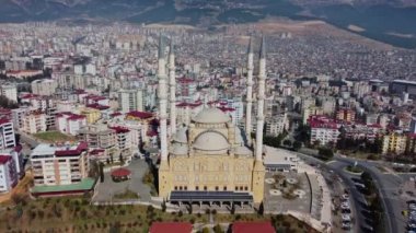 Şehrin ortasındaki caminin hava ve insansız hava aracı görüntüleri şehrin güzel manzaralı ünlü bir camii.