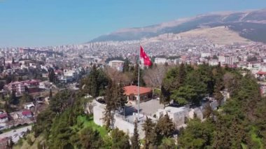 Şehrin ortasındaki anıtın hava aracı görüntüleri, havadan ve şehrin ortasındaki dağın tepesindeki anıtın görüntüleri.