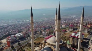 Şehrin ortasındaki camide İHA saldırısı, ünlü caminin hava görüntülerine dikkat edin.