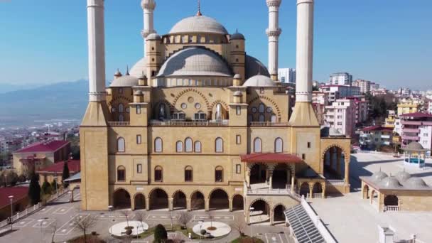 Πάνω Από Διάσημο Τζαμί Στο Κέντρο Της Πόλης Drone Πυροβόλησε — Αρχείο Βίντεο