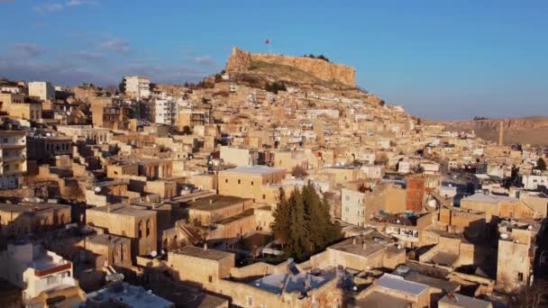 Eski Binalarla Dolu Bir Şehir Şehrin Tepesindeki Dağın Yakınındaki Kalenin — Stok video