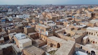 Midyat, Mardin, Türkiye Ekim 2022: Köyün tepeden taş evlerle dolu insansız hava aracı görüntüleri, 