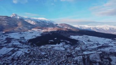 İpek, Kosova, Ekim 2022: Şehrin ortasından geçen nehrin insansız hava aracı görüntüsü, tüm şehrimin 360 derecelik görüntüsü