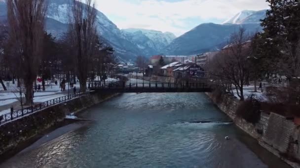 Köprünün Altında Bir Drone Ile Parka Gitmek Için Yapılan Uçuşlar — Stok video