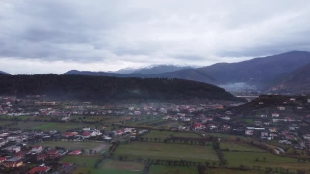Tembakan Drone Dari Desa Sisi Gunung Ditutupi Dengan Kabut Dari — Stok Video