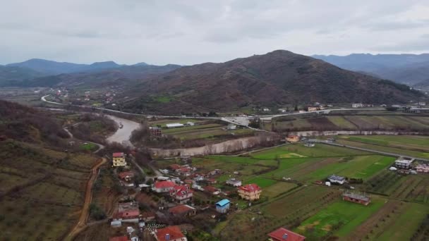 Sebuah Drone Ditembak Dari Atas Sungai Dengan Alam Satu Sisi — Stok Video