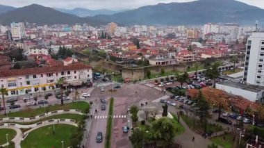 Nehrin bir tarafından insansız hava aracı, diğer tarafından doğa, diğer tarafından da bir şehir. Nehrin kıyısındaki kenar manzaralı