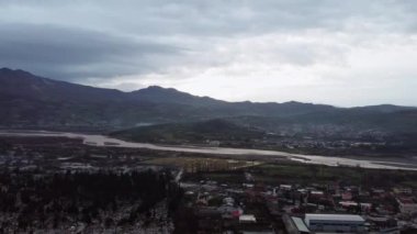 Köyün dağın yamacındaki drone görüntüsü. Tepeden gelen sis ile kaplı.