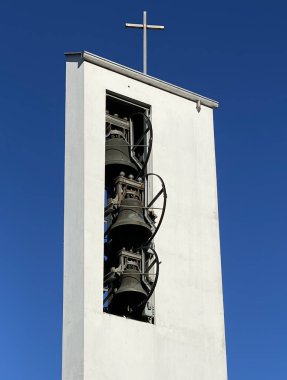 Mavi gökyüzü ile modern çan kulesi