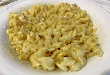 Bir tabak karbonara soslu fusilli.