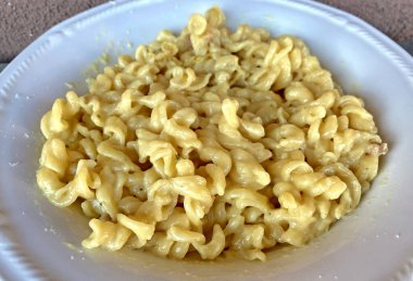 Bir tabak karbonara soslu fusilli.