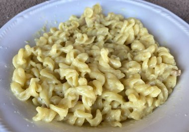 Bir tabak karbonara soslu fusilli.