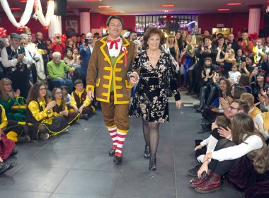 Vercelli, İtalya - 5 Ocak 2020: 2020 karnavalının açılış töreni. Yeni 