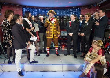 Vercelli, İtalya - 5 Ocak 2020: 2020 karnavalının açılış töreni. Bicciolano 'nun ilk selamı, yeni erkek maskesi, Enrico Rampazzo