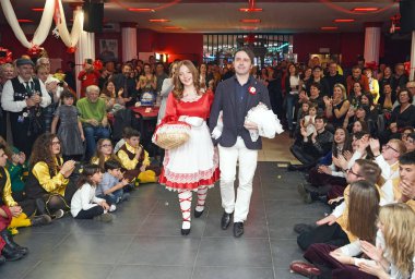 Vercelli, İtalya - 5 Ocak 2020: 2020 karnavalının açılış töreni. Yeni Bela Majin 'in girişi, Valeria Viesti, Vercelli karnavalının ana kadın maskesi.