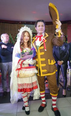 Vercelli, İtalya - 5 Ocak 2020: 2020 karnavalının açılış töreni. Vercellis karnavalının ana maskeleri, Bela Majin ve Bicciolano, Valeria Viesti ve Enrico Rampazzo.