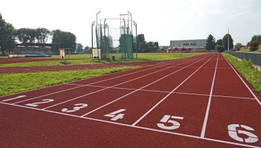 Atletizm boş bir spor sahasında koşuyor