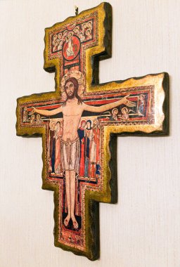 San Damiano 'nun haçının güzel bir görüntüsü (daha önce Aziz Francis' in dua ettiği büyük Romen haçı) kiliseyi yeniden inşa etmek için Tanrı 'dan bir komisyon aldığı söylendiğinde)