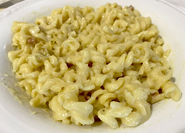 Bir tabak karbonara soslu fusilli.