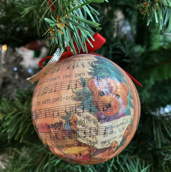 Ağaçtaki Noel balosu süsü